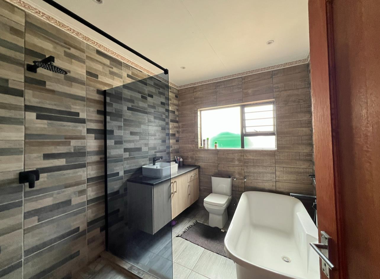 373848977.jpg